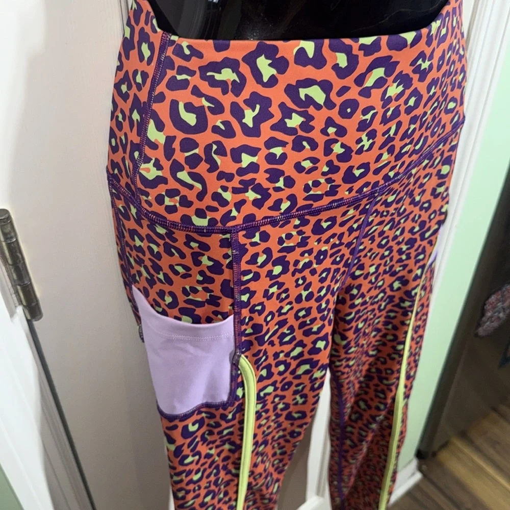 Peloton x Brittany Allen Neon Leopard Print Sports Activewear Set Size Medium - Picture 6 of 15